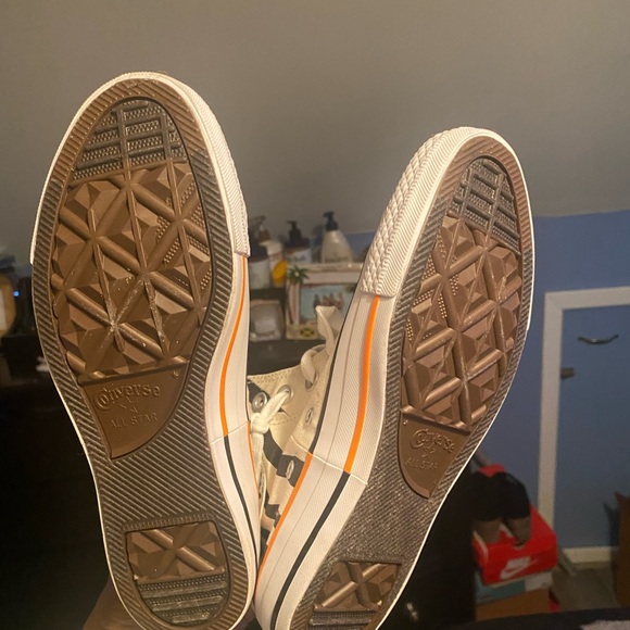 White and Black Women’s Converse - Picture 4 of 6